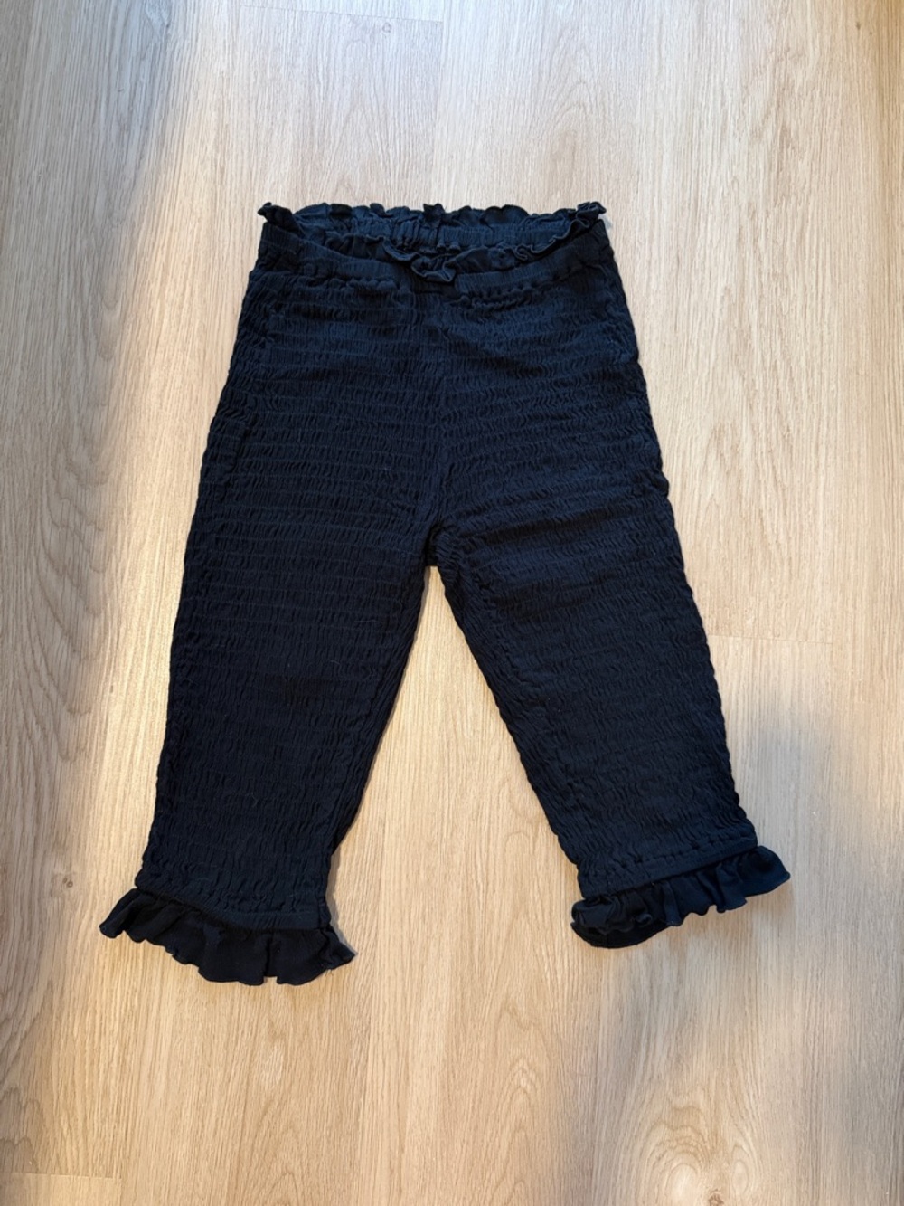 SHEIN Black Smocked Ruffle Hem capris